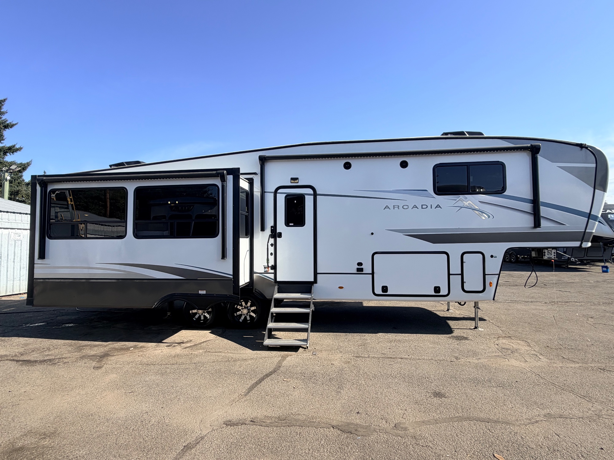 2024 KEYSTONE ARCADIA - REAR KITCHEN - 35' 5TH WHEEL RV for sale at The RV Barn in Sweet Home, Oregon