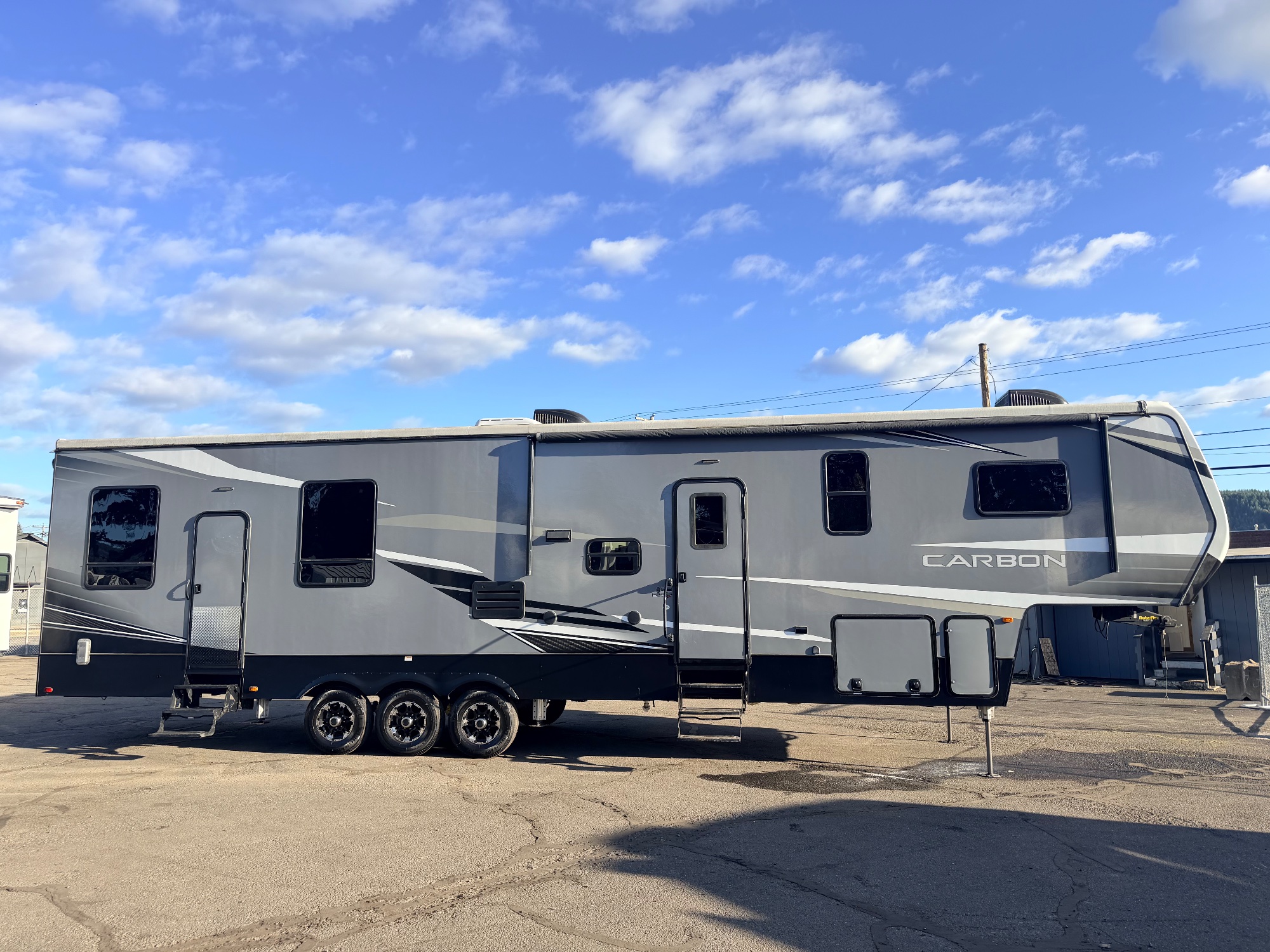 2019 KEYSTONE CARBON 42' TOYHAULER -- 17' GARAGE for sale at The RV Barn in Sweet Home, Oregon