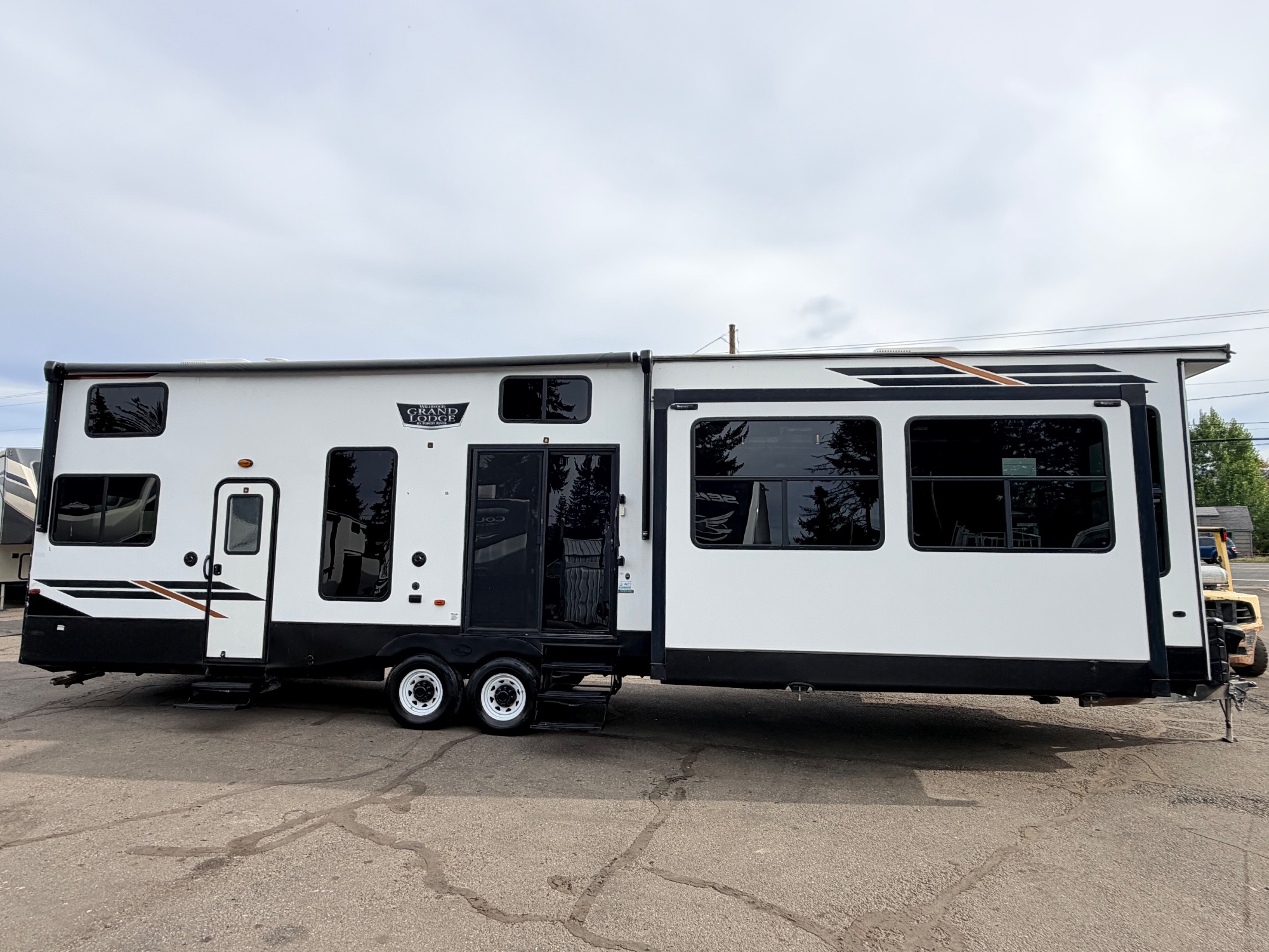 2021 FOREST RIVER GRAND LODGE - 2 STORY - DESTINATION TRAILER for sale at The RV Barn in Sweet Home, Oregon