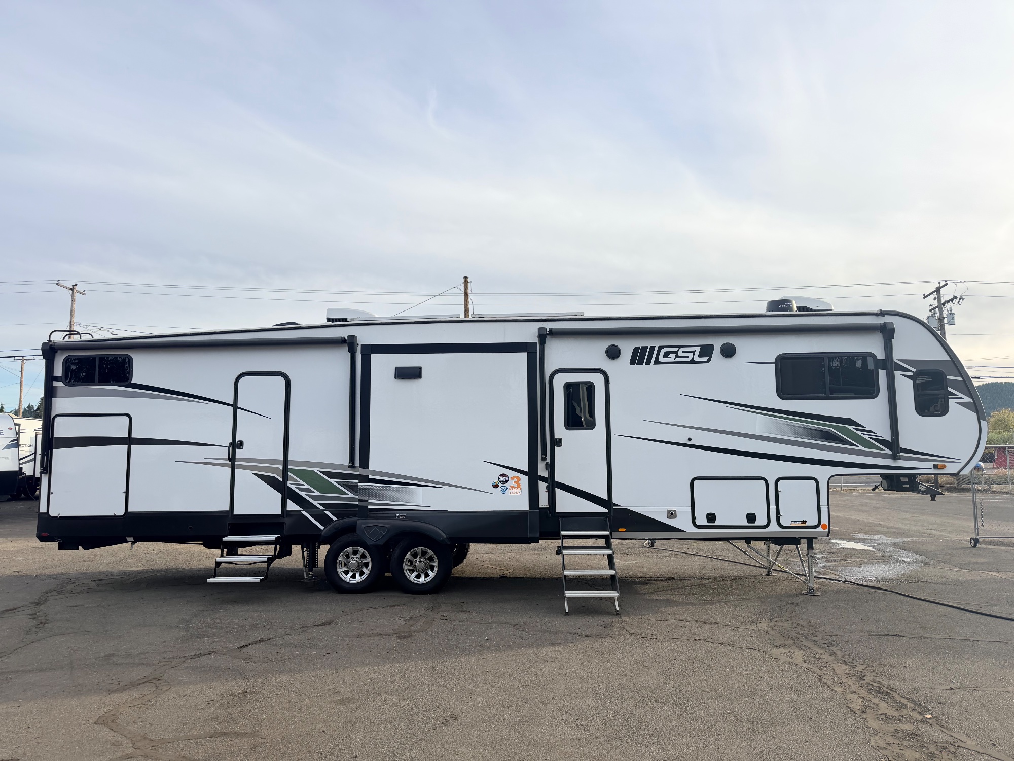 2023 STARCRAFT - 2 BEDROOM - 1.5 BATH - 39' 5TH WHEEL RV for sale at The RV Barn in Sweet Home, Oregon